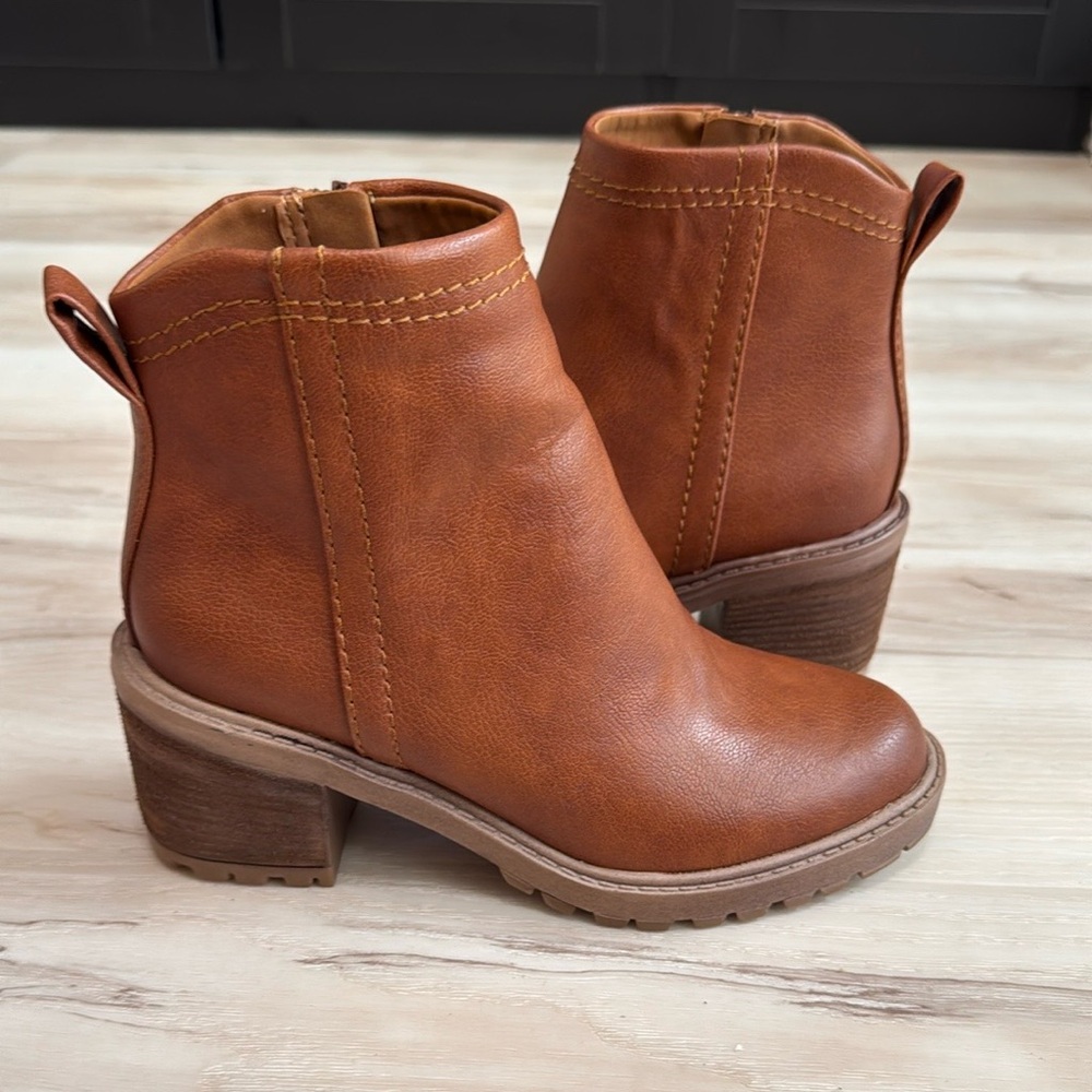 Zodiac Greyson Block Heel Leather Booties | Lug Sole | Side Zip